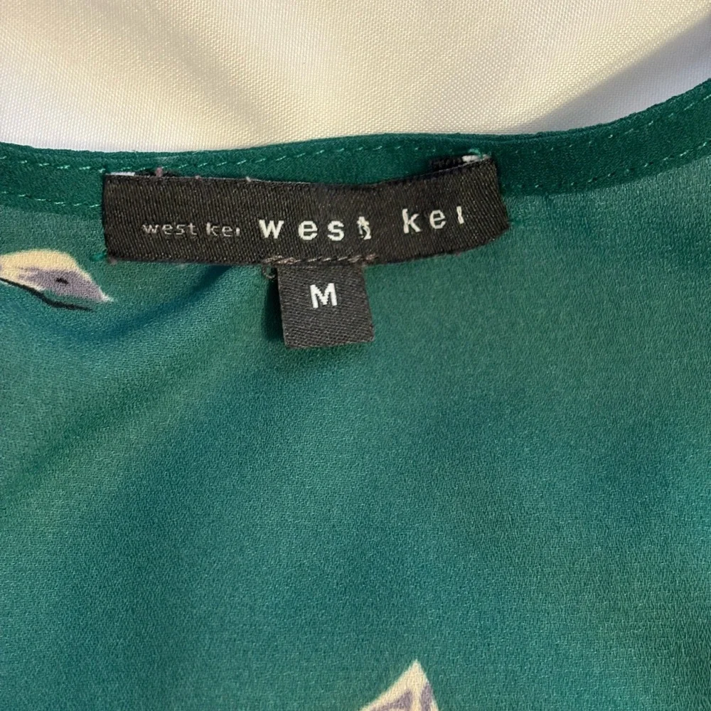 West Kei Green Floral Tie Waist Blouse Size Medium - Picture 2 of 8